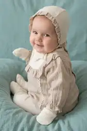 Kız Bebek Ekru Bej Müslin Fırfırlı Fistolu Çiçek Nakışlı 5 Parça Hastane Çıkış Seti 1