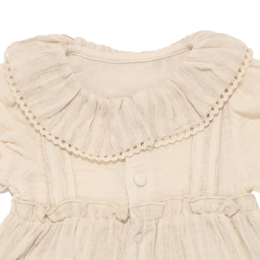 Kız Bebek Bej Müslin Bebe Yaka Fırfırlı Çıtçıtlı Tulum 2