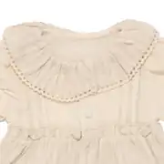 Kız Bebek Bej Müslin Bebe Yaka Fırfırlı Çıtçıtlı Tulum 2